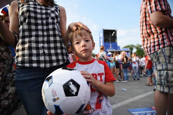 25 Haziran 2018. Rostov-on-Don. Rusya. Küçük çocuk amigo fan fest ülke ve dekore edilmiş yüzlerine bayrakları taşıyan Rus milli futbol takımı. FIFA Dünya Kupası.