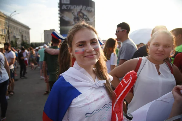 25 Haziran 2018. Rostov-on-Don. Rusya. Güzel Rus kızları Rus millî futbol hayranları fan fest ülke ve dekore edilmiş yüzlerine bayrakları takım. FIFA Dünya Kupası.