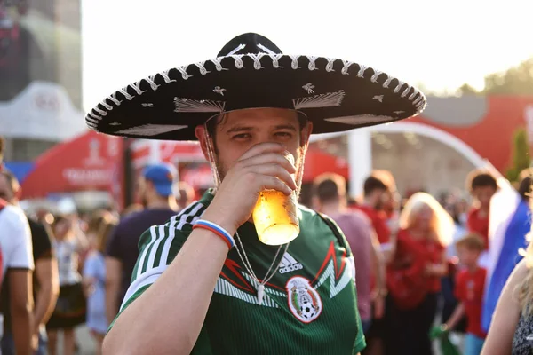 25 Haziran 2018. Rostov-on-Don. Rusya. Meksika Millî Futbol takımının hayranları ile ülke bayrakları ve fan Festivali'nde dekore edilmiş sakallı. FIFA Dünya Kupası.