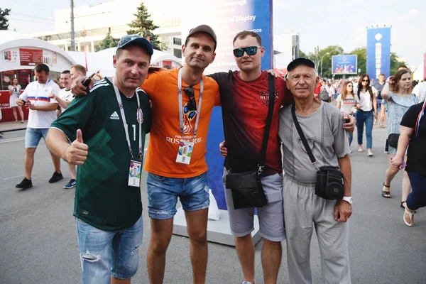 2018 ロストフ ロシア ロシアの国民のフットボールのファンは ファン催し内国と装飾の面のフラグとチームします Fifa ワールド カップ — ストック写真