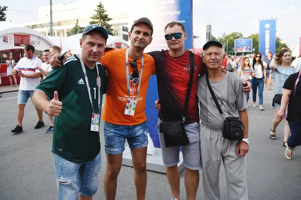 25 Haziran 2018. Rostov-on-Don. Rusya. Rus millî futbol hayranları fan fest ülke ve dekore edilmiş yüzlerine bayrakları takım. FIFA Dünya Kupası.