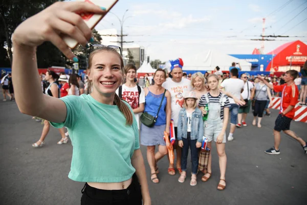 25 Haziran 2018. Rostov-on-Don. Rusya. Güzel Rus kızları Rus millî futbol hayranları fan fest ülke ve dekore edilmiş yüzlerine bayrakları takım. FIFA Dünya Kupası.
