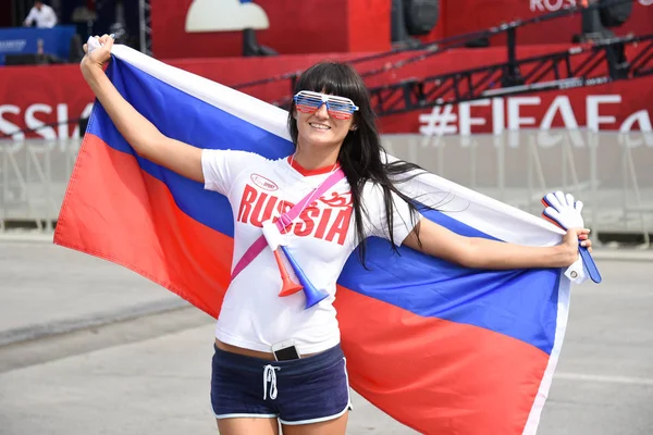 25 Haziran 2018. Rostov-on-Don. Rusya. Güzel Rus kızları Rus millî futbol hayranları fan fest ülke ve dekore edilmiş yüzlerine bayrakları takım. FIFA Dünya Kupası.