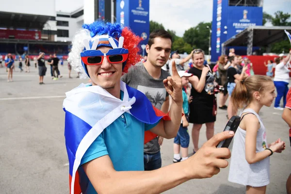 25 Haziran 2018. Rostov-on-Don. Rusya. Rus millî futbol hayranları fan fest ülke ve dekore edilmiş yüzlerine bayrakları takım. FIFA Dünya Kupası.