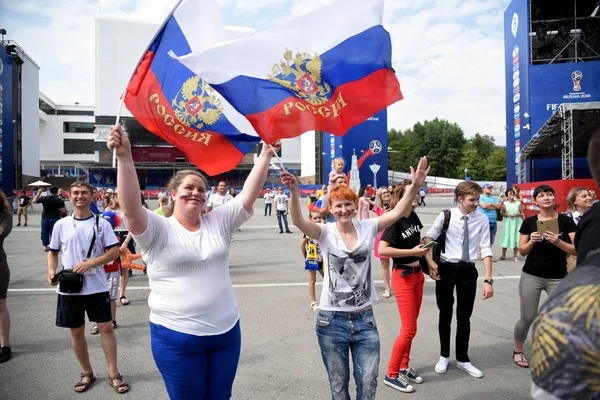 25 Haziran 2018. Rostov-on-Don. Rusya. Rus millî futbol hayranları fan fest ülke ve dekore edilmiş yüzlerine bayrakları takım. FIFA Dünya Kupası.