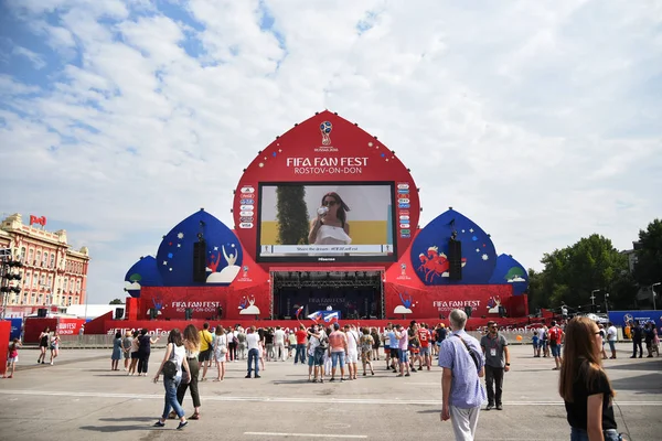 25 Haziran 2018. Rostov-on-Don. Rusya. Rus millî futbol hayranları fan fest ülke ve dekore edilmiş yüzlerine bayrakları takım. FIFA Dünya Kupası.