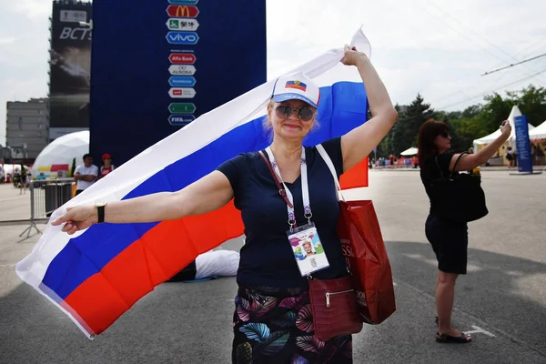 25 Haziran 2018. Rostov-on-Don. Rusya. Güzel Rus kızları Rus millî futbol hayranları fan fest ülke ve dekore edilmiş yüzlerine bayrakları takım. FIFA Dünya Kupası.