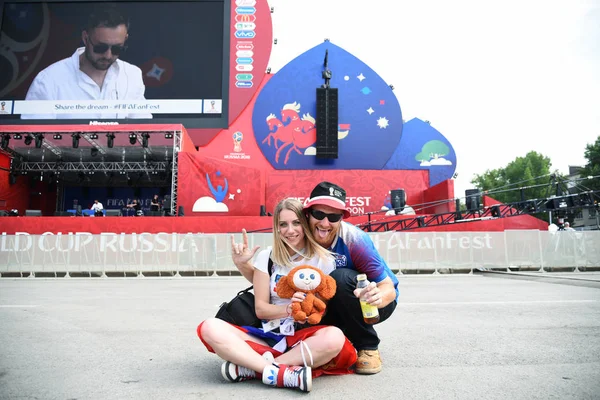 25 Haziran 2018. Rostov-on-Don. Rusya. Hayranları İzlanda Millî Futbol Takımı ile ülke bayrakları ve fan Festivali'nde dekore edilmiş bir suratla. FIFA Dünya Kupası.