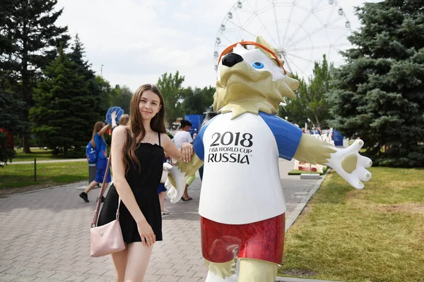 25 Haziran 2018. Rostov-on-Don. Rusya. Rus millî futbol hayranları fan fest ülke ve dekore edilmiş yüzlerine bayrakları takım. FIFA Dünya Kupası.