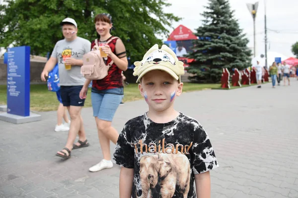 25 Haziran 2018. Rostov-on-Don. Rusya. Küçük çocuk amigo fan fest ülke ve dekore edilmiş yüzlerine bayrakları taşıyan Rus milli futbol takımı. FIFA Dünya Kupası.
