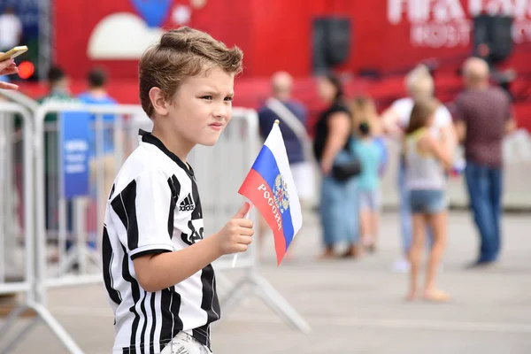 25 Haziran 2018. Rostov-on-Don. Rusya. Küçük çocuk amigo fan fest ülke ve dekore edilmiş yüzlerine bayrakları taşıyan Rus milli futbol takımı. FIFA Dünya Kupası.