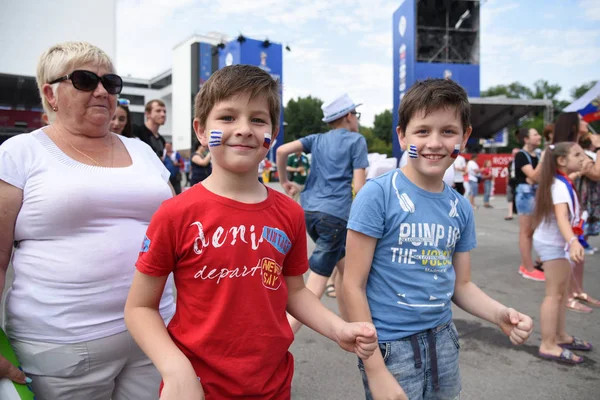 25 Haziran 2018. Rostov-on-Don. Rusya. Küçük çocuk amigo fan fest ülke ve dekore edilmiş yüzlerine bayrakları taşıyan Rus milli futbol takımı. FIFA Dünya Kupası.