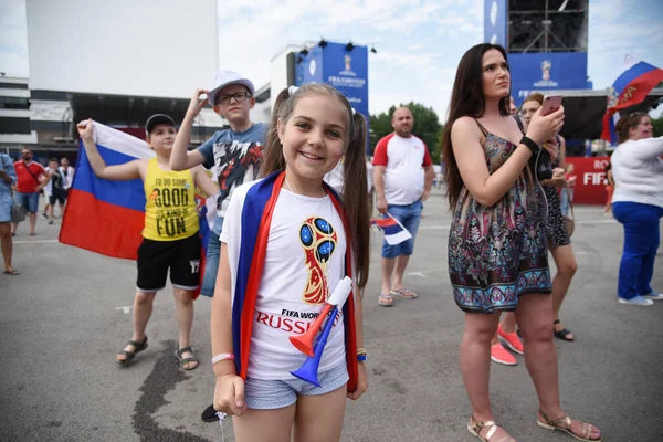 25 Haziran 2018. Rostov-on-Don. Rusya. güzel küçük bir kız amigo fan fest ülke ve dekore edilmiş yüzlerine bayrakları taşıyan Rus milli futbol takımı. FIFA Dünya Kupası.