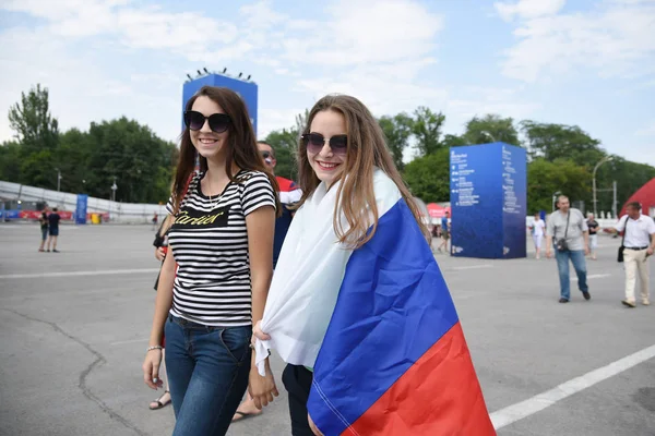 25 Haziran 2018. Rostov-on-Don. Rusya. Güzel Rus kızları Rus millî futbol hayranları fan fest ülke ve dekore edilmiş yüzlerine bayrakları takım. FIFA Dünya Kupası.