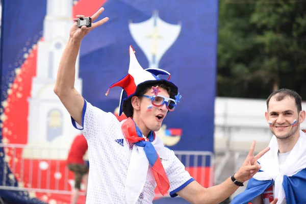 25 Haziran 2018. Rostov-on-Don. Rusya. Rus millî futbol hayranları fan fest ülke ve dekore edilmiş yüzlerine bayrakları takım. FIFA Dünya Kupası.
