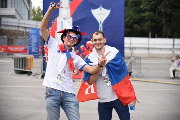 25 Haziran 2018. Rostov-on-Don. Rusya. Rus millî futbol hayranları fan fest ülke ve dekore edilmiş yüzlerine bayrakları takım. FIFA Dünya Kupası.