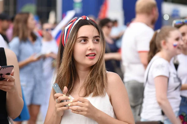 25 Haziran 2018. Rostov-on-Don. Rusya. Güzel Rus kızları Rus millî futbol hayranları fan fest ülke ve dekore edilmiş yüzlerine bayrakları takım. FIFA Dünya Kupası.