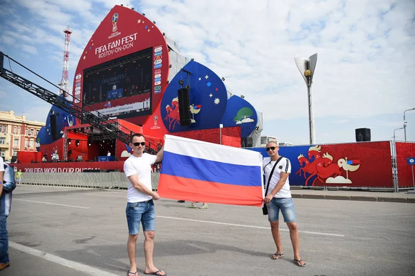 25 Haziran 2018. Rostov-on-Don. Rusya. Rus millî futbol hayranları fan fest ülke ve dekore edilmiş yüzlerine bayrakları takım. FIFA Dünya Kupası.
