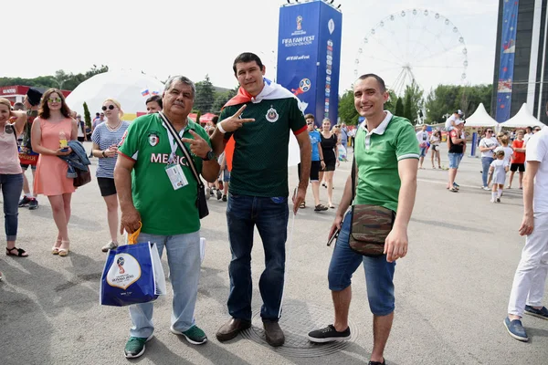25 Haziran 2018. Rostov-on-Don. Rusya. Meksika Millî Futbol takımının hayranları ile ülke bayrakları ve fan Festivali'nde dekore edilmiş sakallı. FIFA Dünya Kupası.