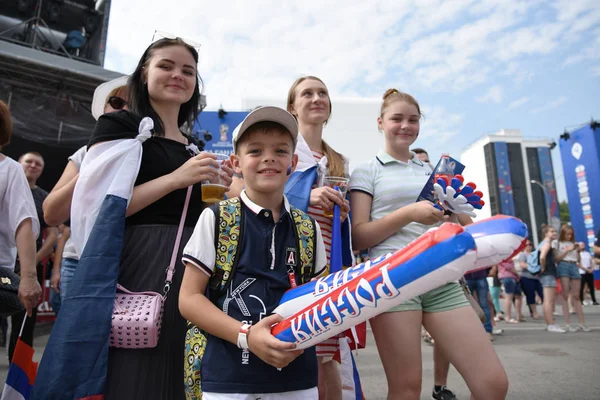25 Haziran 2018. Rostov-on-Don. Rusya. Küçük çocuk amigo fan fest ülke ve dekore edilmiş yüzlerine bayrakları taşıyan Rus milli futbol takımı. FIFA Dünya Kupası.