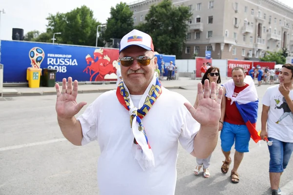25 Haziran 2018. Rostov-on-Don. Rusya. Rus millî futbol hayranları fan fest ülke ve dekore edilmiş yüzlerine bayrakları takım. FIFA Dünya Kupası.