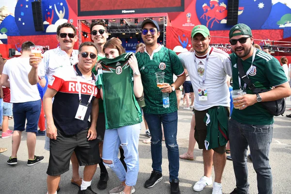2018 ロストフ ロシア 国のフラグとファン祭りで飾られたひげメキシコ国民のフットボール チームのファン Fifa ワールド カップ — ストック写真