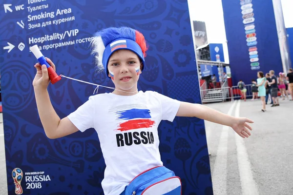25 Haziran 2018. Rostov-on-Don. Rusya. Küçük çocuk amigo fan fest ülke ve dekore edilmiş yüzlerine bayrakları taşıyan Rus milli futbol takımı. FIFA Dünya Kupası.