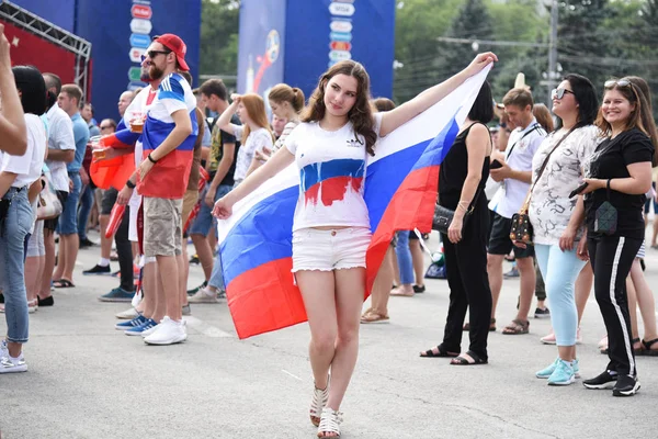 2018年6月25日 罗斯托夫 俄罗斯 美丽的俄罗斯女孩球迷的俄罗斯国家足球队与国旗的国家和装饰的面孔在球迷节 世界杯 — 图库照片