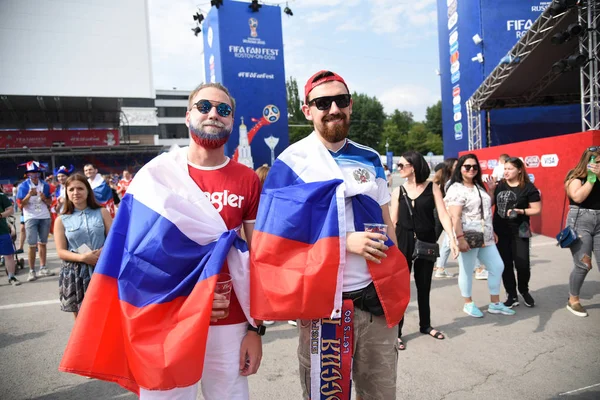 25 Haziran 2018. Rostov-on-Don. Rusya. Rus millî futbol hayranları fan fest ülke ve dekore edilmiş yüzlerine bayrakları takım. FIFA Dünya Kupası.