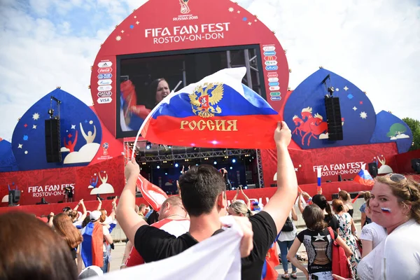 25 Haziran 2018. Rostov-on-Don. Rusya. Rus millî futbol hayranları fan fest ülke ve dekore edilmiş yüzlerine bayrakları takım. FIFA Dünya Kupası.