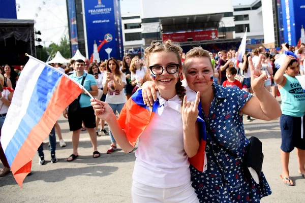 25 Haziran 2018. Rostov-on-Don. Rusya. Güzel Rus kızları Rus millî futbol hayranları fan fest ülke ve dekore edilmiş yüzlerine bayrakları takım. FIFA Dünya Kupası.