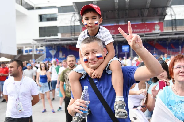 25 Haziran 2018. Rostov-on-Don. Rusya. Küçük çocuk amigo fan fest ülke ve dekore edilmiş yüzlerine bayrakları taşıyan Rus milli futbol takımı. FIFA Dünya Kupası.