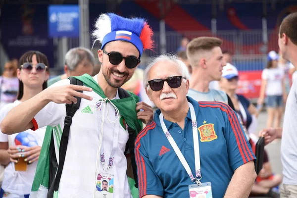 25 Haziran 2018. Rostov-on-Don. Rusya. Rus millî futbol hayranları fan fest ülke ve dekore edilmiş yüzlerine bayrakları takım. FIFA Dünya Kupası.
