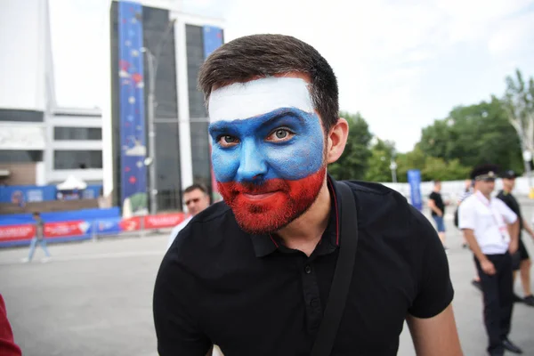 2018年6月25日 罗斯托夫 俄罗斯 俄罗斯国家足球队的球迷们带着国家国旗 在球迷节上装饰着面孔 世界杯 — 图库照片