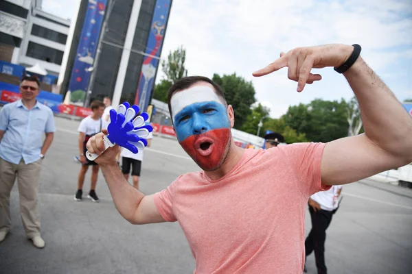25 Haziran 2018. Rostov-on-Don. Rusya. Rus millî futbol hayranları fan fest ülke ve dekore edilmiş yüzlerine bayrakları takım. FIFA Dünya Kupası.