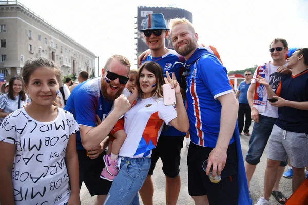 25 Haziran 2018. Rostov-on-Don. Rusya. Hayranları İzlanda Millî Futbol Takımı ile ülke bayrakları ve fan Festivali'nde dekore edilmiş bir suratla. FIFA Dünya Kupası.