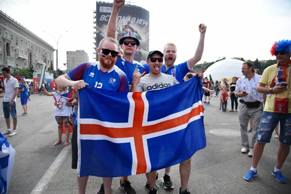 25 Haziran 2018. Rostov-on-Don. Rusya. Hayranları İzlanda Millî Futbol Takımı ile ülke bayrakları ve fan Festivali'nde dekore edilmiş bir suratla. FIFA Dünya Kupası.