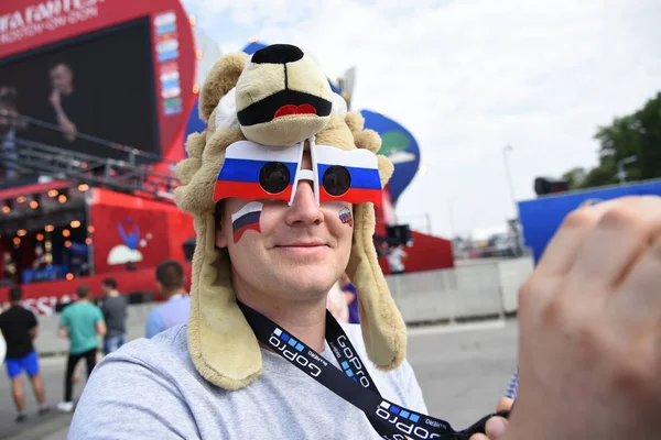 25 Haziran 2018. Rostov-on-Don. Rusya. Rus millî futbol hayranları fan fest ülke ve dekore edilmiş yüzlerine bayrakları takım. FIFA Dünya Kupası.