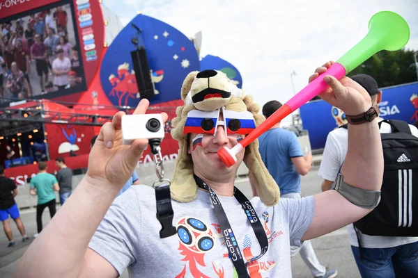 25 Haziran 2018. Rostov-on-Don. Rusya. Rus millî futbol hayranları fan fest ülke ve dekore edilmiş yüzlerine bayrakları takım. FIFA Dünya Kupası.