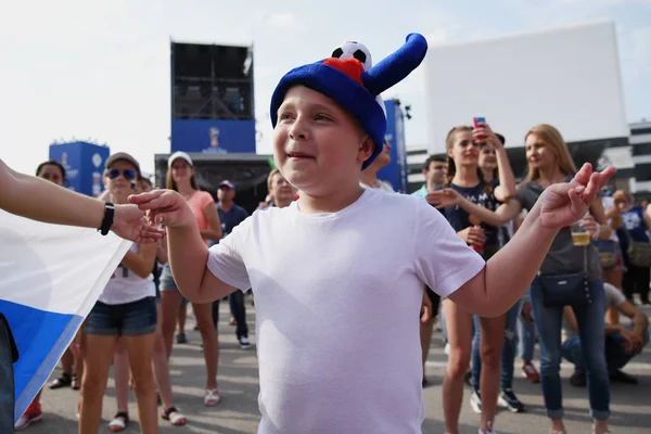 25 Haziran 2018. Rostov-on-Don. Rusya. Küçük çocuk amigo fan fest ülke ve dekore edilmiş yüzlerine bayrakları taşıyan Rus milli futbol takımı. FIFA Dünya Kupası.
