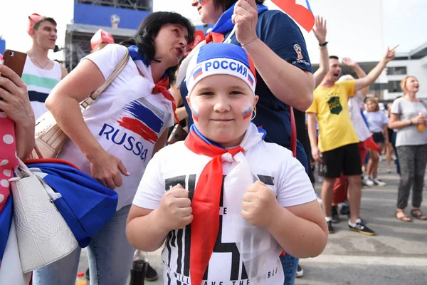 2018年6月25日 罗斯托夫 俄罗斯 俄罗斯国家足球队的小男孩啦啦队员带着国家国旗 在歌迷节上装饰着面孔 世界杯 — 图库照片