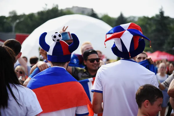 25 Haziran 2018. Rostov-on-Don. Rusya. Rus millî futbol hayranları fan fest ülke ve dekore edilmiş yüzlerine bayrakları takım. FIFA Dünya Kupası.