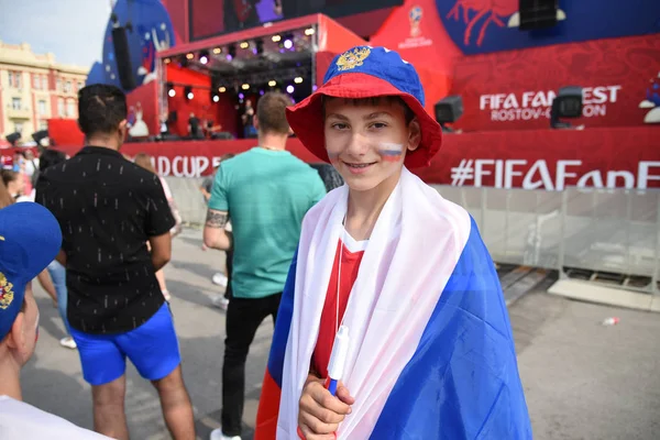 25 Haziran 2018. Rostov-on-Don. Rusya. Rus millî futbol hayranları fan fest ülke ve dekore edilmiş yüzlerine bayrakları takım. FIFA Dünya Kupası.