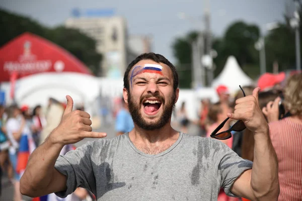 25 Haziran 2018. Rostov-on-Don. Rusya. Rus millî futbol hayranları fan fest ülke ve dekore edilmiş yüzlerine bayrakları takım. FIFA Dünya Kupası.