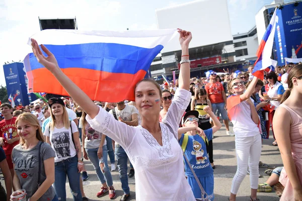 25 Haziran 2018. Rostov-on-Don. Rusya. Güzel Rus kızları Rus millî futbol hayranları fan fest ülke ve dekore edilmiş yüzlerine bayrakları takım. FIFA Dünya Kupası.