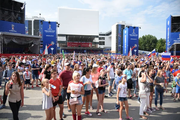 25 Haziran 2018. Rostov-on-Don. Rusya. Rus millî futbol hayranları fan fest ülke ve dekore edilmiş yüzlerine bayrakları takım. FIFA Dünya Kupası.