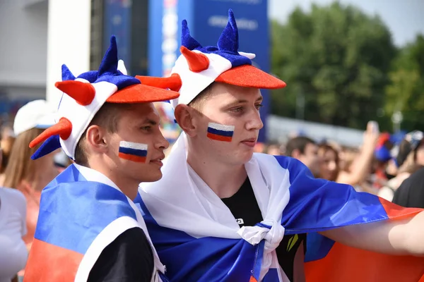 25 Haziran 2018. Rostov-on-Don. Rusya. Rus millî futbol hayranları fan fest ülke ve dekore edilmiş yüzlerine bayrakları takım. FIFA Dünya Kupası.
