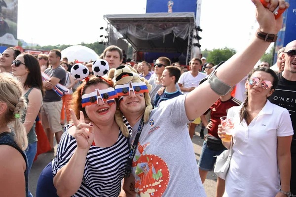 25 Haziran 2018. Rostov-on-Don. Rusya. Rus millî futbol hayranları fan fest ülke ve dekore edilmiş yüzlerine bayrakları takım. FIFA Dünya Kupası.