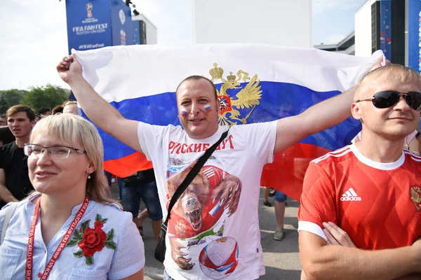 2018 ロストフ ロシア ロシアの国民のフットボールのファンは ファン催し内国と装飾の面のフラグとチームします Fifa ワールド カップ — ストック写真