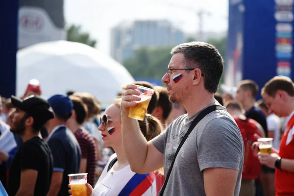 25 Haziran 2018. Rostov-on-Don. Rusya. Rus millî futbol hayranları fan fest ülke ve dekore edilmiş yüzlerine bayrakları takım. FIFA Dünya Kupası.
